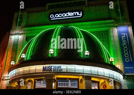 London, Großbritannien. April 2026. Die Front der O2 Academy in Brixton London mit Muse-Schild. Muse spielte am 3. April eine intime Album-Show in der O2 Academy Brixton London, um ihr 10. Studioalbum The Wow! Zu feiern. Signal' das Album wird später in diesem Jahr veröffentlicht. Muse sind Matt Bellamy, Chris Wolstenholme und Dominic Howard. Quelle: SOPA Images Limited/Alamy Live News Stockfoto