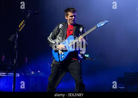 London, Großbritannien. April 2026. Matt Bellamy von der Rockband Muse tritt live auf der Bühne der O2 Academy Brixton London auf. Muse spielte am 3. April eine intime Album-Show in der O2 Academy Brixton London, um ihr 10. Studioalbum The Wow! Zu feiern. Signal' das Album wird später in diesem Jahr veröffentlicht. Muse sind Matt Bellamy, Chris Wolstenholme und Dominic Howard. Quelle: SOPA Images Limited/Alamy Live News Stockfoto