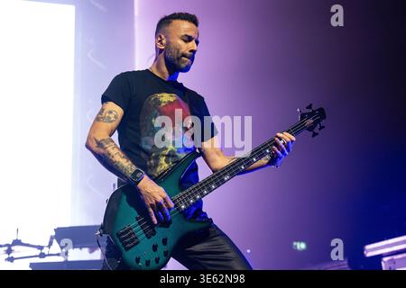 London, Großbritannien. April 2026. Chris Wolstenholme von der Rockband Muse tritt live auf der Bühne der O2 Academy Brixton London auf. Muse spielte am 3. April eine intime Album-Show in der O2 Academy Brixton London, um ihr 10. Studioalbum The Wow! Zu feiern. Signal' das Album wird später in diesem Jahr veröffentlicht. Muse sind Matt Bellamy, Chris Wolstenholme und Dominic Howard. Quelle: SOPA Images Limited/Alamy Live News Stockfoto