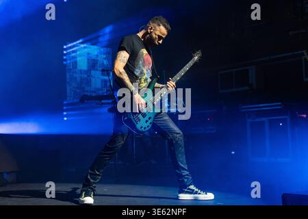 London, Großbritannien. April 2026. Chris Wolstenholme von der Rockband Muse tritt live auf der Bühne der O2 Academy Brixton London auf. Muse spielte am 3. April eine intime Album-Show in der O2 Academy Brixton London, um ihr 10. Studioalbum The Wow! Zu feiern. Signal' das Album wird später in diesem Jahr veröffentlicht. Muse sind Matt Bellamy, Chris Wolstenholme und Dominic Howard. (Foto: Bonnie Britain/SOPA Images/SIPA USA) Credit: SIPA USA/Alamy Live News Stockfoto