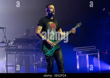 London, Großbritannien. April 2026. Chris Wolstenholme von der Rockband Muse tritt live auf der Bühne der O2 Academy Brixton London auf. Muse spielte am 3. April eine intime Album-Show in der O2 Academy Brixton London, um ihr 10. Studioalbum The Wow! Zu feiern. Signal' das Album wird später in diesem Jahr veröffentlicht. Muse sind Matt Bellamy, Chris Wolstenholme und Dominic Howard. (Foto: Bonnie Britain/SOPA Images/SIPA USA) Credit: SIPA USA/Alamy Live News Stockfoto
