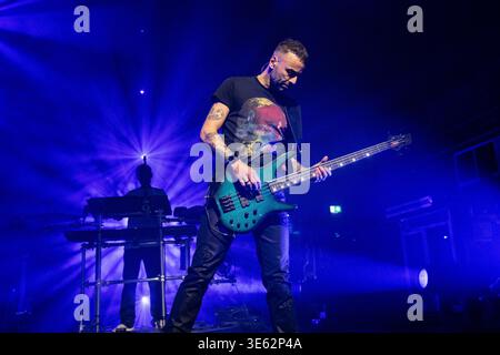 London, Großbritannien. April 2026. Chris Wolstenholme von der Rockband Muse tritt live auf der Bühne der O2 Academy Brixton London auf. Muse spielte am 3. April eine intime Album-Show in der O2 Academy Brixton London, um ihr 10. Studioalbum The Wow! Zu feiern. Signal' das Album wird später in diesem Jahr veröffentlicht. Muse sind Matt Bellamy, Chris Wolstenholme und Dominic Howard. (Foto: Bonnie Britain/SOPA Images/SIPA USA) Credit: SIPA USA/Alamy Live News Stockfoto