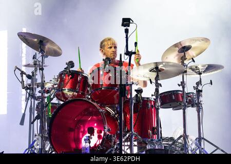 London, Großbritannien. April 2026. Dominic Howard von der Rockband Muse tritt live auf der Bühne der O2 Academy Brixton London auf. Muse spielte am 3. April eine intime Album-Show in der O2 Academy Brixton London, um ihr 10. Studioalbum The Wow! Zu feiern. Signal' das Album wird später in diesem Jahr veröffentlicht. Muse sind Matt Bellamy, Chris Wolstenholme und Dominic Howard. (Foto: Bonnie Britain/SOPA Images/SIPA USA) Credit: SIPA USA/Alamy Live News Stockfoto