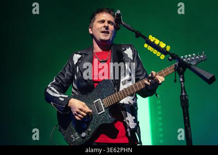 London, Großbritannien. April 2026. Matt Bellamy von der Rockband Muse tritt live auf der Bühne der O2 Academy Brixton London auf. Muse spielte am 3. April eine intime Album-Show in der O2 Academy Brixton London, um ihr 10. Studioalbum The Wow! Zu feiern. Signal' das Album wird später in diesem Jahr veröffentlicht. Muse sind Matt Bellamy, Chris Wolstenholme und Dominic Howard. (Foto: Bonnie Britain/SOPA Images/SIPA USA) Credit: SIPA USA/Alamy Live News Stockfoto