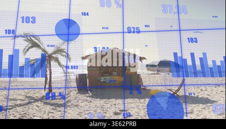 Stehende Strohhütte am Sandstrand mit Palmen, Boot und blauen Karten Stockfoto