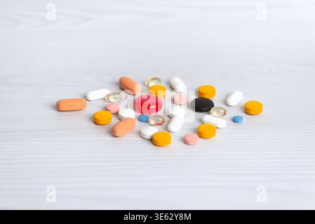 Gemischte bunte Pillen auf sauberer Oberfläche, pharmazeutische Medikamente und Gesundheitskonzept Stockfoto