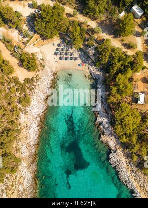 Blick aus der Vogelperspektive auf Agia Anna Beach Cove, Thassos Island, Griechenland Stockfoto