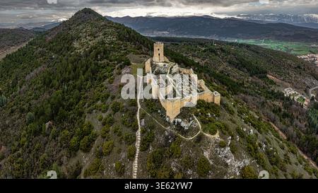 Blick aus der Vogelperspektive auf die Ruinen der Burg Bominaco, die auf einem Hügel mit Blick auf die Ebene von Navelli errichtet wurde. Bominaco, Provinz L'Aquila, Abruzzen, Italien, Europa Stockfoto