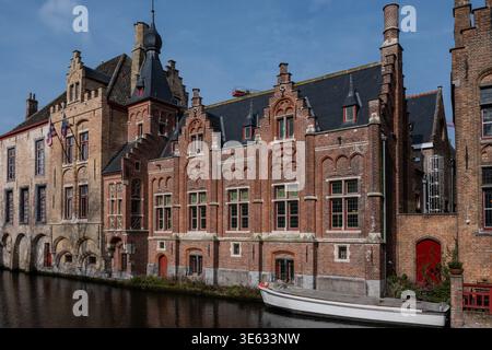 Historische Gebäude am Dijver-Kanal, in Brügge Stadt mit Boot. Atmosphärisches Bild Belgiens Stockfoto