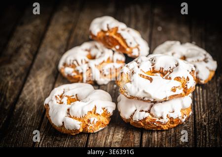 Rosquillas de san Isidro oder Rosquillas del santo, einige hausgemachte spanische Rosquillas, Donuts mit Glasurzucker auf rustikalem hölzernen Hintergrund Stockfoto