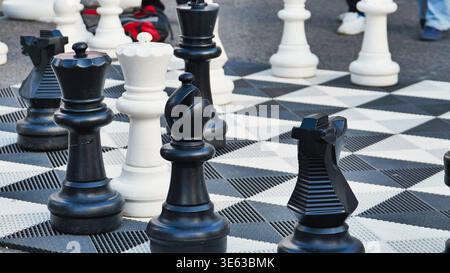 Junge, der während des Sporttages in einem Park Riesenschach spielt Stockfoto