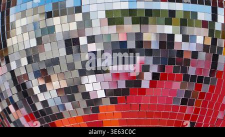 Farbenfrohe Disco-Kugel-Oberfläche mit reflektierenden quadratischen Mosaikfliesen Stockfoto