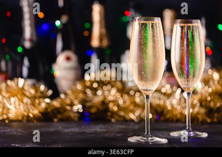 Sektgläser auf dunklem Hintergrund. Das Konzept der Feier. Stockfoto