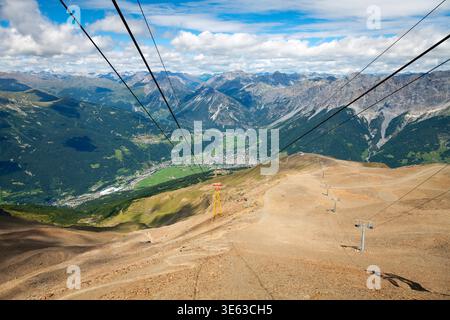 Das Bormio-Tal, berühmtes alpines Himmelsresort, von der Seilbahnstation Bormio 2000 aus gesehen, im Frühsommer. Stockfoto