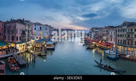 Romantischer Abend auf dem Canal Grande in Venedig Stockfoto