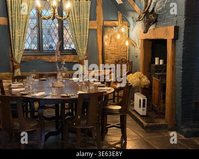 Privater Speisesaal im Hotel Indigo Stratford-upon-Avon im restaurierten Tudor Falcon Hotel, einem historischen Luxushotel mit Fachwerkrahmen in Warwickshire. Stockfoto