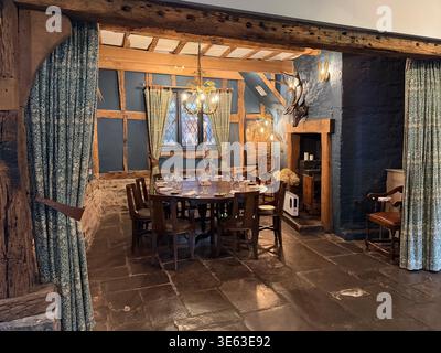 Privater Speisesaal im Hotel Indigo Stratford-upon-Avon im restaurierten Tudor Falcon Hotel, einem historischen Luxushotel mit Fachwerkrahmen in Warwickshire. Stockfoto