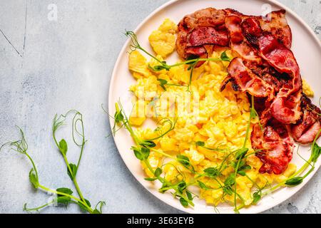 Traditionelles Frühstück, Rührei mit gebratenem Speck. Draufsicht. Stockfoto