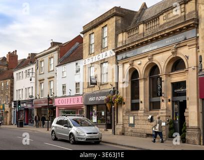 Großbritannien, England, Wiltshire, Warminster, Market Place, Geschäfte und Restaurants in historischen Gebäuden Stockfoto