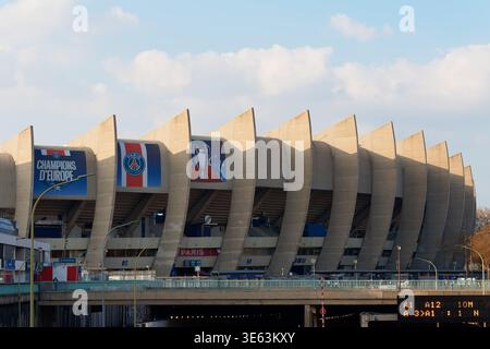 Paris, Frankreich - 22. März 2016 : Rückansicht der Pariser Tribüne des 1972 erbauten Parc des Princes Stadions und des Heimstadions von Paris Saint- Stockfoto