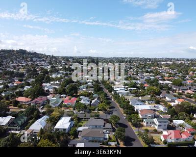 Drohnenansicht des Vorstadtviertels vom Mt. Albert in Auckland Neuseeland Stockfoto