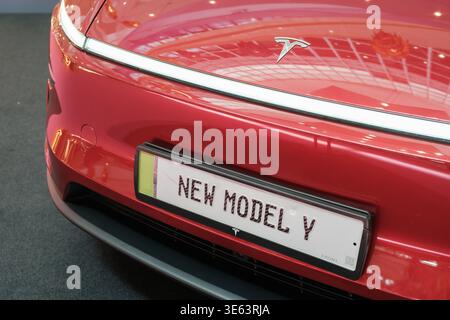 Penang, Malaysia – 16. Oktober 2025: Ein rotes Tesla Model Y wird auf einer Ausstellung mit markantem Rücklichtstreifen und einem klaren, modernen Design präsentiert Stockfoto