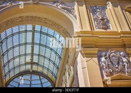 Architektonisches Detail der Galleria Vittorio Emanuele II in Mailand, Italien, mit der herrlichen Glaskuppel und eisernen Decke, die durch einen betrachtet wird Stockfoto