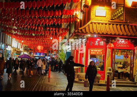Eine lebhafte Nachtszene in der Gerrard Street in Londons Chinatown, mit Hunderten von roten chinesischen Laternen auf der anderen Straßenseite, die ein festliches Ambiente schaffen Stockfoto