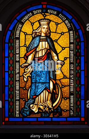 Buntglasfenster mit Darstellung der Jungfrau Maria mit Ave Maria Inschrift, Church of St Mary (Hidden Juwel), Manchester. Stockfoto