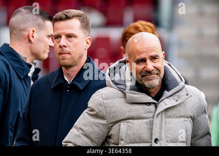Cheftrainer Peter Bosz vom PSV Eindhoven sieht sich vor dem niederländischen Eredivisie-Spiel zwischen PSV Eindhoven und FC Utrecht am 4. April 2026 im Philips Stadion in Eindhoven, Niederlande, an. (Quelle: Kevin Senders/MTB-Photo/Alamy Live News) Stockfoto
