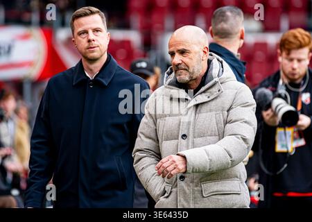 Cheftrainer Peter Bosz vom PSV Eindhoven sieht sich vor dem niederländischen Eredivisie-Spiel zwischen PSV Eindhoven und FC Utrecht am 4. April 2026 im Philips Stadion in Eindhoven, Niederlande, an. (Quelle: Kevin Senders/MTB-Photo/Alamy Live News) Stockfoto