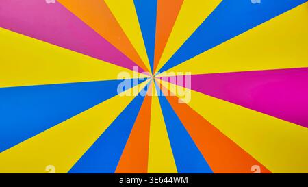 Bunte Streifen auf dem Rad. Leuchtendes, radiales Muster mit hellen Farben. Stockfoto