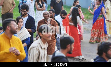 Delhi, Indien - 19. September 2025: Menschen genießen und feiern Ganesh Chaturthi mit Tanz und Lächeln Stockfoto