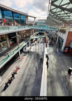 Einkaufszentrum Liverpool One (Bewegungsunschärfe bei sich bewegenden Käufern). Stockfoto