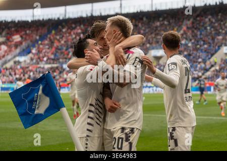 Fuehrungstreffer und Jubel durch Phillip Tietz (1.FSV Mainz 05 #20), Jubel mit Paul Nebel (1.FSV Mainz 05 #08) und Nikolas Veratsching (1.FSV Mainz 05 #22), GER, TSG 1899 Hoffenheim vs. 1. FSV Mainz 05, Fussball, 1. Bundesliga, 28. Spieltag, Spielzeit 2025/2026, 04.04.2026, DFL-VORSCHRIFTEN VERBIETEN JEDE VERWENDUNG VON FOTOGRAFIEN ALS BILDSEQUENZEN UND/ODER QUASI-VIDEO, Foto: Eibner-Pressefoto/Edward Cheung Stockfoto
