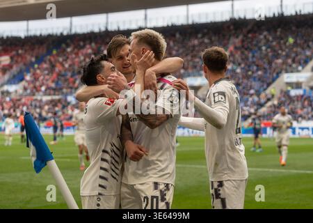 Fuehrungstreffer und Jubel durch Phillip Tietz (1.FSV Mainz 05 #20), Jubel mit Paul Nebel (1.FSV Mainz 05 #08) und Nikolas Veratsching (1.FSV Mainz 05 #22), GER, TSG 1899 Hoffenheim vs. 1. FSV Mainz 05, Fussball, 1. Bundesliga, 28. Spieltag, Spielzeit 2025/2026, 04.04.2026, DFL-VORSCHRIFTEN VERBIETEN JEDE VERWENDUNG VON FOTOGRAFIEN ALS BILDSEQUENZEN UND/ODER QUASI-VIDEO, Foto: Eibner-Pressefoto/Edward Cheung Stockfoto