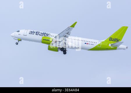 Airbus 220 der Air Baltic verlässt den Flughafen Tallinn in Estland. Stockfoto
