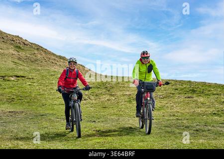 Glückliches Seniorenpaar bei einer E-Mail-Bergtour in den Allgäuer Alpen bei Oberstaufen, Bayern, Deutschland. Aktiver Lifestyle, Outdoor-Abenteuer und Fu Stockfoto