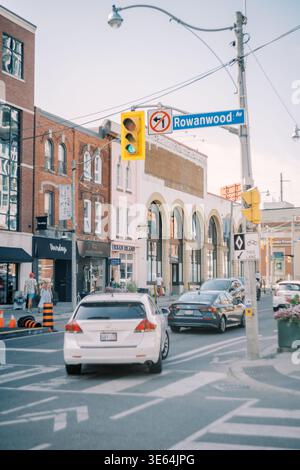 Toronto, Kanada - 25. Juni 2025: Heritage Storefronts An Der Geschäftigen Kreuzung Stockfoto