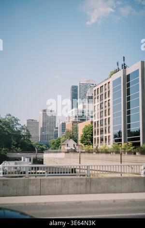 Toronto, Kanada - 25. Juni 2025: Riverfront Corporate Skyline Mit Promenade Stockfoto