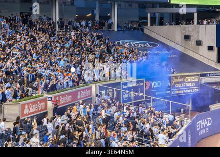 Die Fans von NYCFC feuern an und geben blauen Rauch auf den Tribünen während eines Major League Soccer Matches im Yankee Stadium in der Bronx, New York City, USA Stockfoto