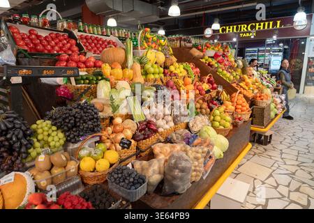 RUSSLAND, Ufa - 27. März 2026: Tsentralnyy Trading Complex. Eine bunte Ausstellung von frischem Obst und Gemüse auf einer Theke in einem Marktpavillon. Stockfoto