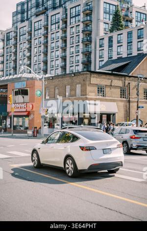 Toronto, Kanada - 25. Juni 2025: Shoppingmeile Mit Limousine Stockfoto