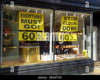 Ladenschließung und alles muss verkauft werden, Schilder im Schuhgeschäft, London, Großbritannien Stockfoto