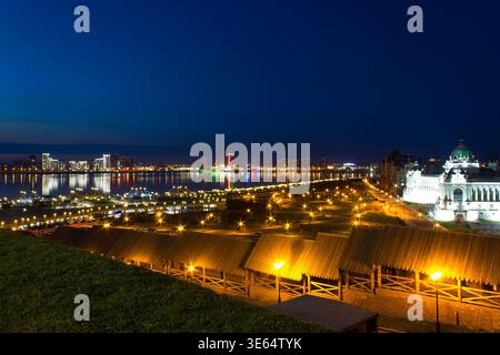 Nächtlicher Blick auf Kasan Stadt und Wolga vom Kasaner Kreml mit beleuchtetem Bauernpalast Stockfoto