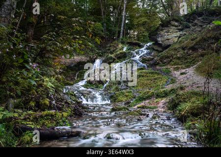 Im Herzen von Cesis offenbart Kazu Grava einen atemberaubenden Wasserfall, der sich an felsigen Hängen hinabstürzt. Stockfoto