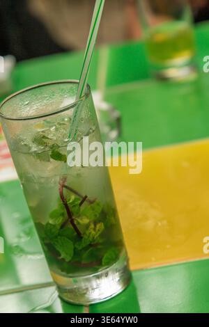 Ein klassischer kubanischer Mojito-Cocktail, serviert an einer Bar in Havanna, Kuba, 2008. Der Mojito, hergestellt aus Rum, Minze, Limette und Zucker, ist einer von Kubas kultigsten d Stockfoto