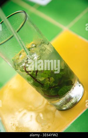 Ein klassischer kubanischer Mojito-Cocktail, serviert an einer Bar in Havanna, Kuba, 2008. Der Mojito, hergestellt aus Rum, Minze, Limette und Zucker, ist einer von Kubas kultigsten d Stockfoto