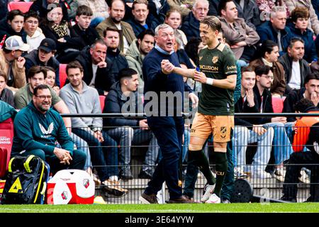 Jesper Karlsson vom FC Utrecht feiert gemeinsam mit Cheftrainer Ron Jans vom FC Utrecht, nachdem er seine Teams beim niederländischen Eredivisie-Spiel zwischen PSV Eindhoven und FC Utrecht am 4. April 2026 im Philips Stadion in Eindhoven, Niederlande, das dritte Tor erzielte. (Quelle: Kevin Senders/MTB-Photo/Alamy Live News) Stockfoto