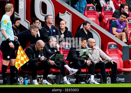 Cheftrainer Peter Bosz vom PSV Eindhoven sieht sich beim niederländischen Eredivisie-Spiel zwischen PSV Eindhoven und FC Utrecht am 4. April 2026 im Philips Stadion in Eindhoven, Niederlande, an. (Quelle: Kevin Senders/MTB-Photo/Alamy Live News) Stockfoto